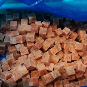 Cube de saumon rose congelé